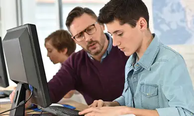 Tutor aiuta uno studente mentre lavora al computer